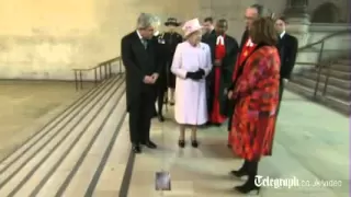 The Queen reacts to Nelson Mandela's death