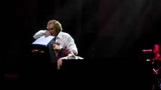 Engelbert Humperdinck sings "You Don't Know Me" to a fan, live in Liverpool