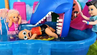 WHO BITES IN THE POOL? Katya and Max funny family funny dolls TV series Darinelka