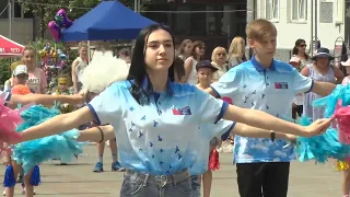 Волонтеры Туапсе поздравили горожан с Днем России молодежным флешмобом