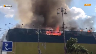 Пожар в центре Киева – бывший Центральный гастроном в дыму
