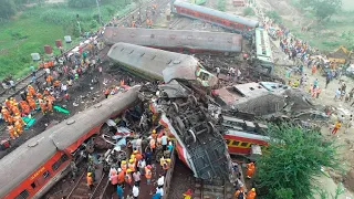 Жуткое мессиво из поездов. Катастрофа на железной дороге в Индии унесла сотни жизней