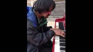 30 жил гудамжинд амьдарсан залуугийн төгөлдөр хуур тоглож буй бичлэг