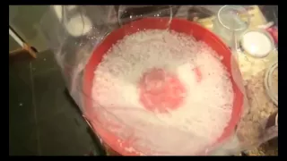 Мыльные пузыри левитируют над сухим льдом