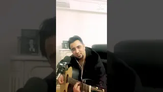 Aziz Rametov gitarada qo'shiq kuyladi
