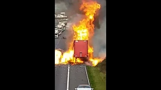 Un camion transportant des bombes aérosols prend feu et explose dans tous les sens