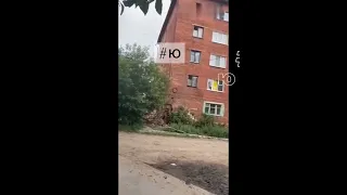 Момент обрушения части дома в Омске
