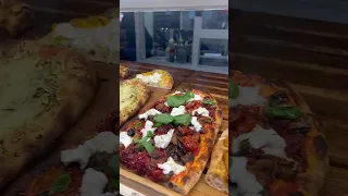 Mittagspause auf dem Markt. Standardpizza ist hier ein Fremdwort. #pizza #foodporn #italien