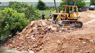 Excellent Techniques Operator Bulldozer Komatsu Pushing Soil Filling Up & Dongfeng Truck Unloading