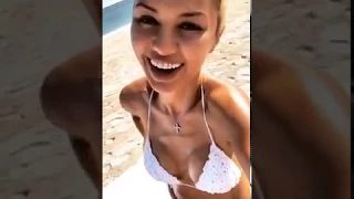 Виктория Боня в купальнике на пляже