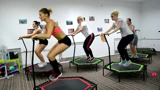 Jumping fitness. Джампінг. Джампинг. Скай джампинг. Фитнес на батуте