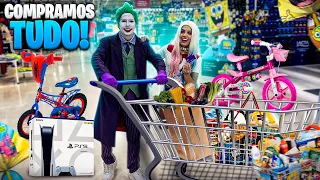 A ARLEQUINA E O CORINGA COMPRARAM TUDO NO MERCADO COM O CARTÃO DO VINIBUG! ELE FICOU MUITO IRRITADO!