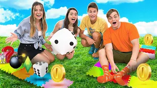 GIOCHIAMO AL GIOCO DA TAVOLO GIGANTE CON I NOSTRI AMICI NINNA E MATTI NELLA VITA REALE!! *Challenge*