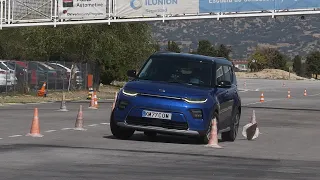 KIA e-SOUL 2019 - Maniobra de esquiva (moose test) y eslalon | km77.com