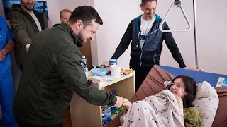 Krankenhausbesuch und Medaillen: Videos zeigen Präsident Selenskyj in AKtion