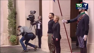 L'arrivo di Zelensky a Palazzo Chigi, ricevuto da Giorgia Meloni