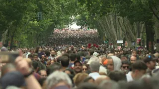 Multidão comemora os 50 anos da Revolução dos Cravos | AFP