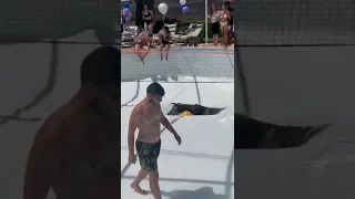 Sumidero abre debajo de una piscina