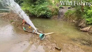 Build embankment by the river, Use large pump to suck up the water to catch many fish | Wild Fishing