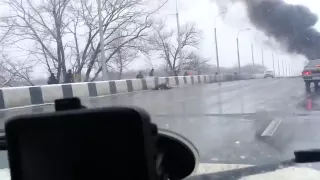 Донецк снаряд попал в проезжающую по мосту машину shell hit the car was driving on the bridge