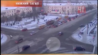 Врезался в толпу на остановке