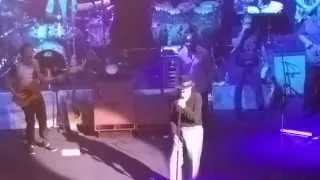 Carlos Santana Introduces His Band (MUST SEE!)