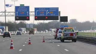 Ladder valt van busje: ongeluk en files op A28 bij Zwolle