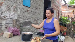 FOMOS PRA ROÇA E ALMOÇO DE BAIÃO DE DOIS COM PEIXE FRITO