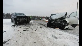 Двое детей не выжили в лобовом столкновении двух легковушек в Вологодской области