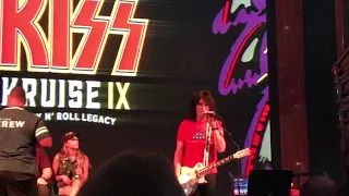 KISS Kruise IX - Tommy Thayer Name That Solo (inc. jamming When Lightning Strikes)