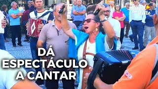 Esta Senhora deu Espectáculo a Cantar e a Tocar Castanholas!