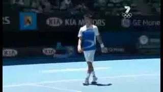 Novak Djokovic imita a Sharapova
