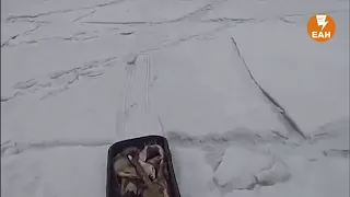 Лед ломается под рыбаком