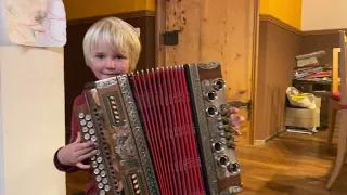Ihr Kinderlein kommet - 5-jähriges Kind auf steirischen Harmonika - das Weihnachtslied volkstümlich