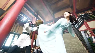 100個蒙面殺手襲擊美女，怎料美女會武功！