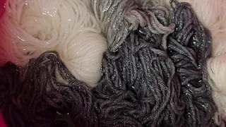 Sienenjätteillä lankoihin sävyä. Yarn dyeing.