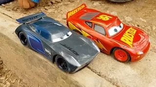 CARS 3 La Carrera de Rayo McQueen y Jackson Storm RC con Dani y Evan