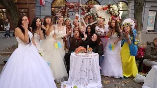 Полтавчанки вбрались у весільні сукні для українських військових