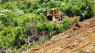 very dangerous! D6R XL Bulldozer Opens New Road on Cliff Edge