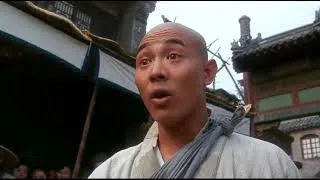 Джет Ли помогает девушке на рынке бой из фильма Два воина(1993 год)