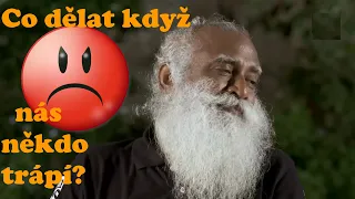 Sadhguru odpovídá - Co dělat, pokud mě někdo dělá těžkosti? české titulky