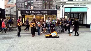 Galway Street Club - busking in Galway, Shop Street, 18-04-2016