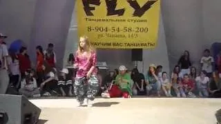Девушка классно танцует хип хоп