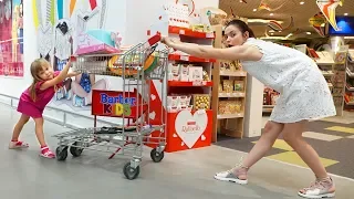 Тася и мама делают покупки в магазине Игрушек Shopping in Toy Store