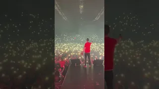 Tout le stade couvert de Liévin chante "les corons"