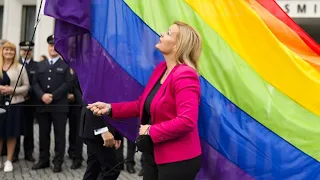 Regenbogenflagge zeigen: Innenministerin Faeser hisst LGBTQ-Zeichen für Toleranz