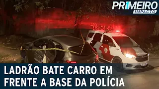 Ladrão bate carro roubado em poste em frente a uma base da polícia | Primeiro Impacto (06/07/22)