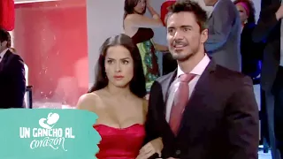 Un gancho al corazón: Valentina provoca los celos de Mauricio con 'El Lobo' | C-202 | tlnovelas