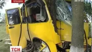 Маршрутка попала у ДТП на Черкащині, постраждало майже два десятки пасажирів