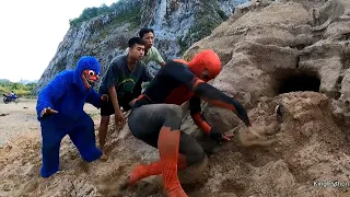 Spider-Man and Huggy Team Up With Hunters To Confront A Giant 100-Pound Python